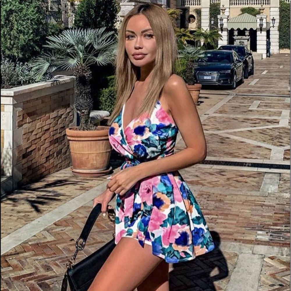 πΈπΊπΉπ
π»ββοΈSOLD OUT Flower Wrap Brunch Romper - Picture 2 of 7